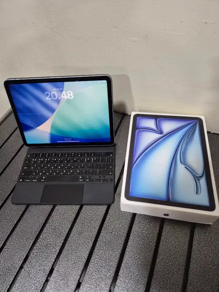 iPad Air M3 11 256gb WiFi only blue like new + magic keyboard
