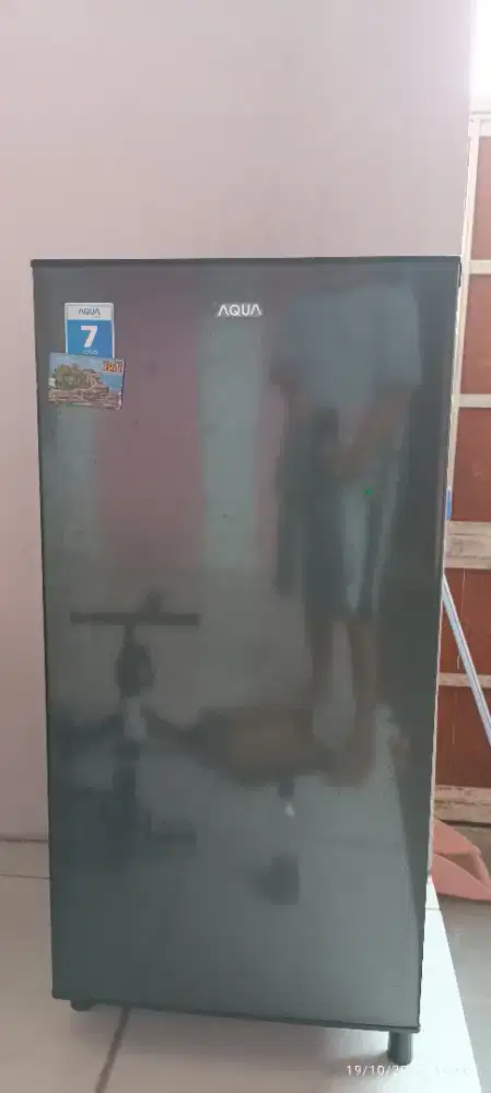 Dijual kulkas Aqua rusak karena frezer tertusuk pisau
