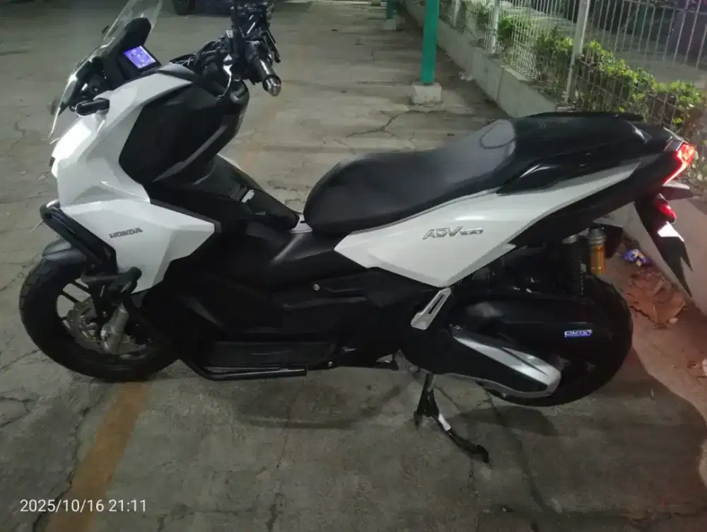 Honda adv putih