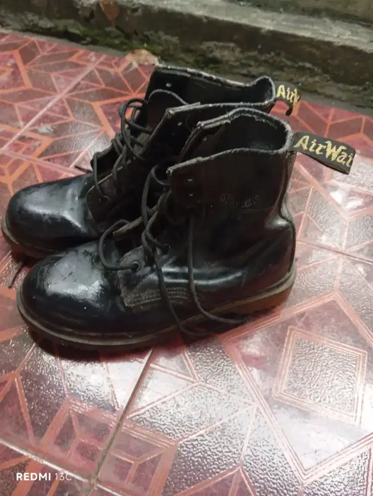 Sepatu doctors Martens