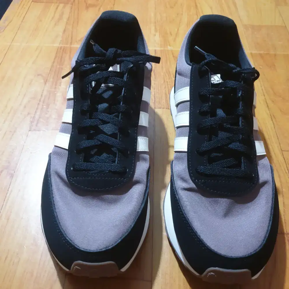 Sepatu adidas warna coklat