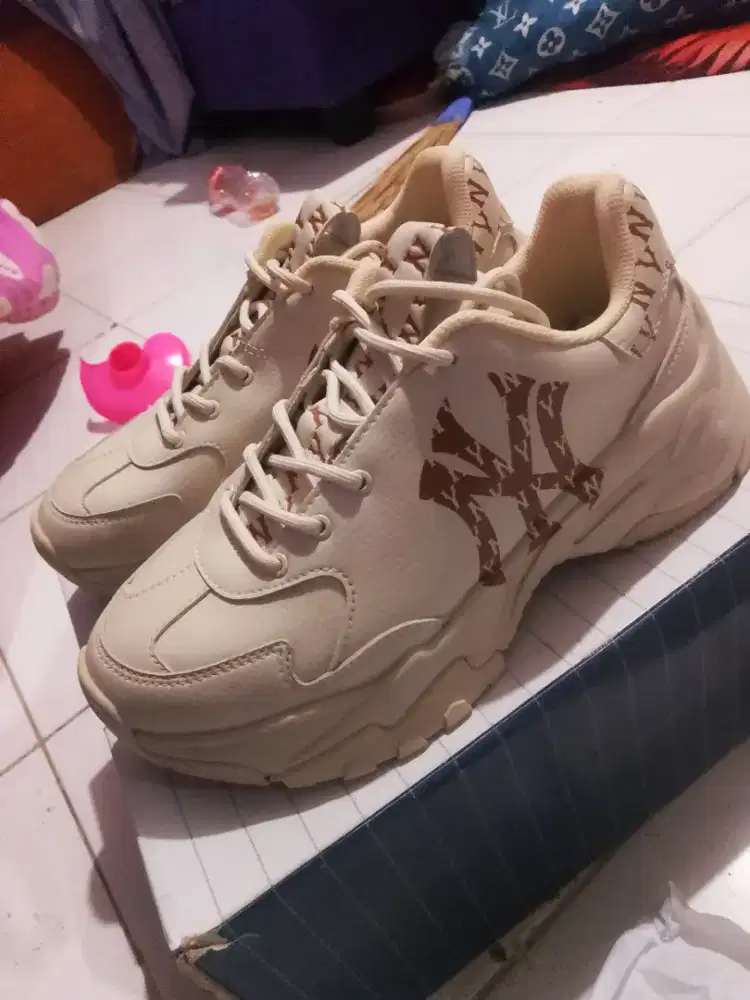 Sepatu NY (MLB)