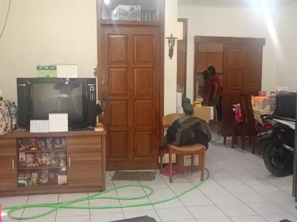 Rumah Strategis  2 gandeng (Two in One) jual murah, Taman Kopo Indah