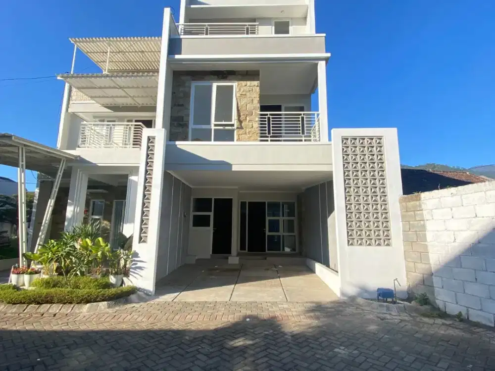 RUMAH 3 LANTAI + KOLAM RENANG DI TENGAH KOTA BATU