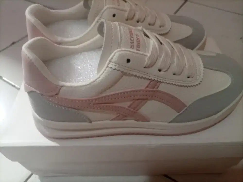 Sepatu baru wanita