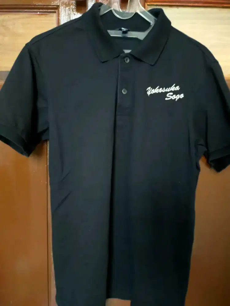 Baju Merk UNIQLO Model Polo Tulisan Bordir (Original Mulus)