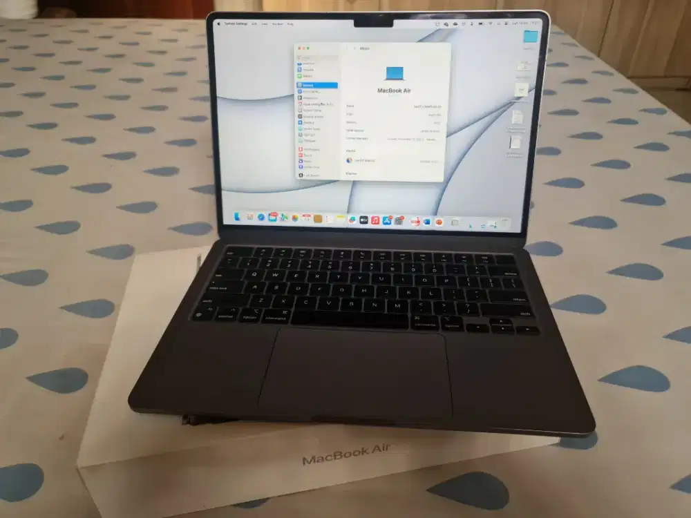 Macbook Air M2 13,6 Inc Fullset Garansi Ibox s.d November 2025