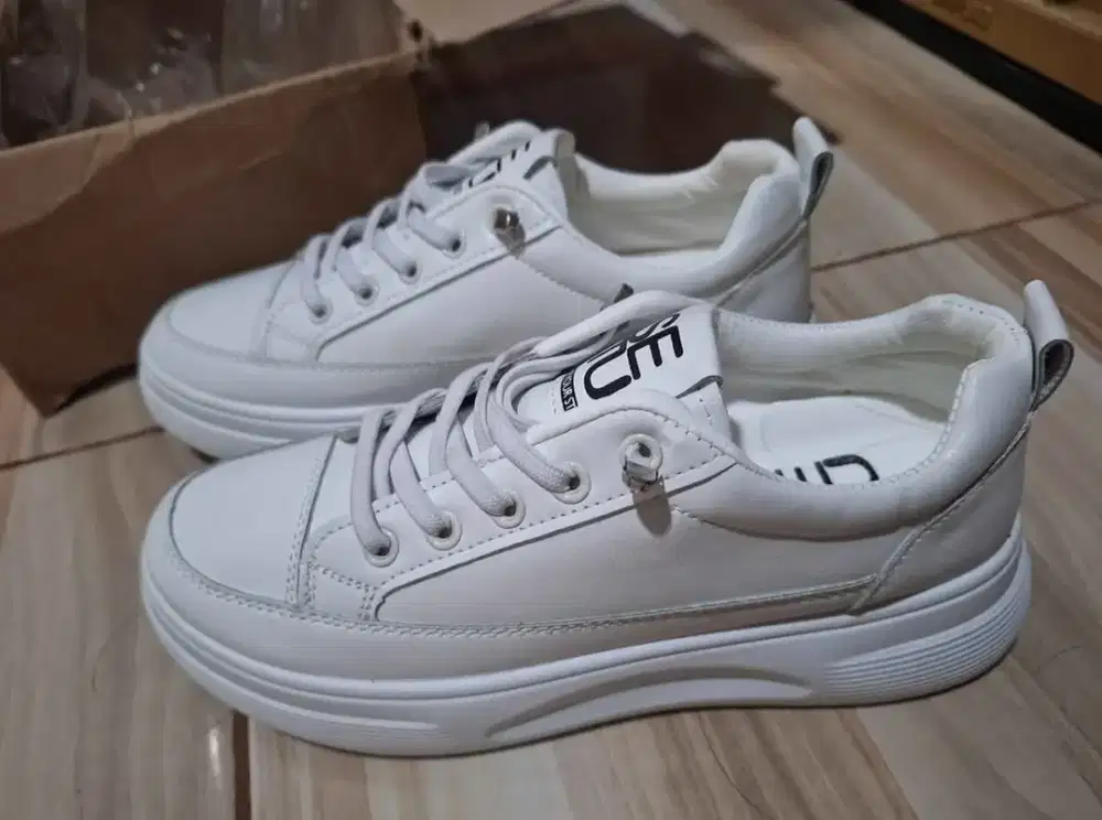 Sepatu Sneakers Wanita