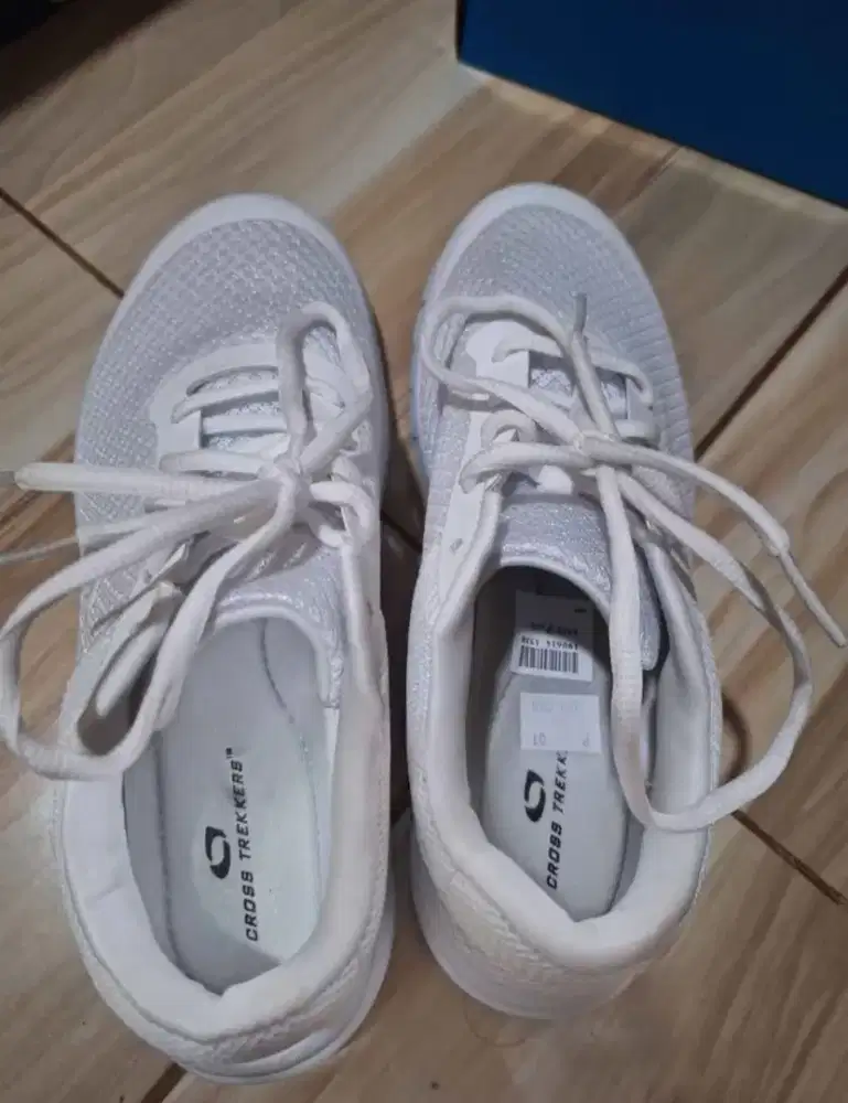 Sepatu cross treakers putih