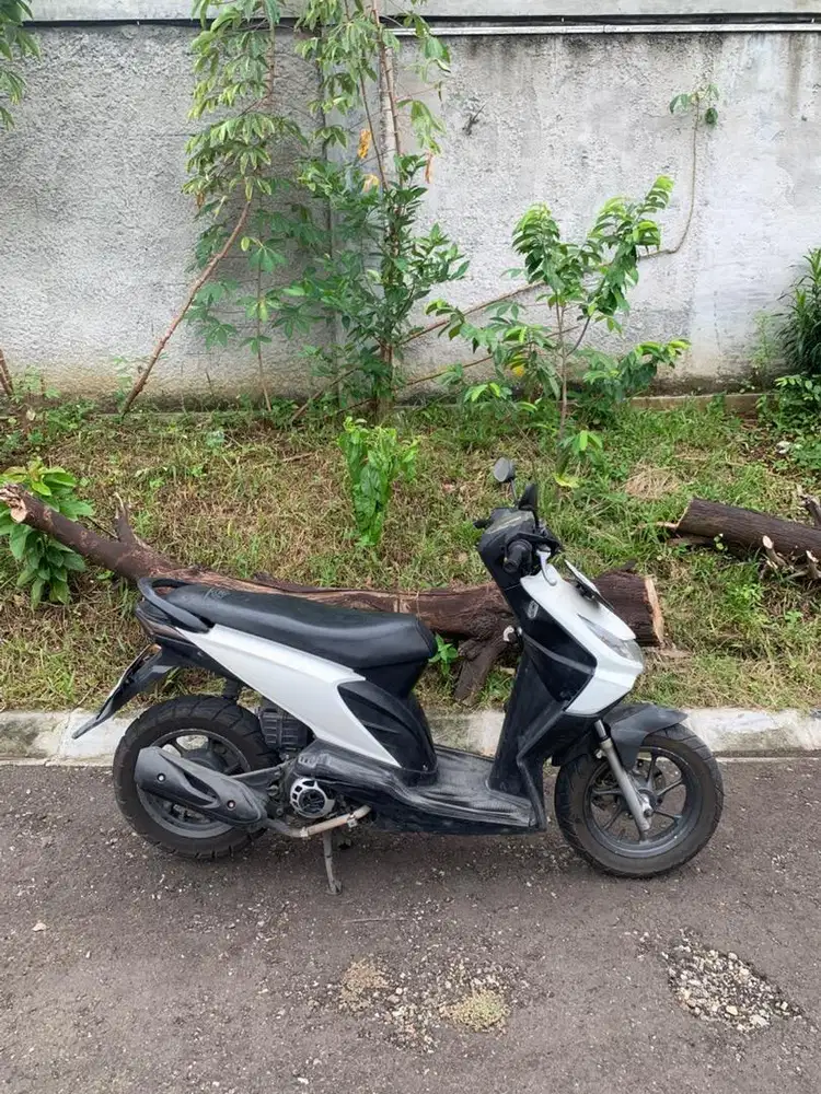 Honda beat tahun 2011 putih