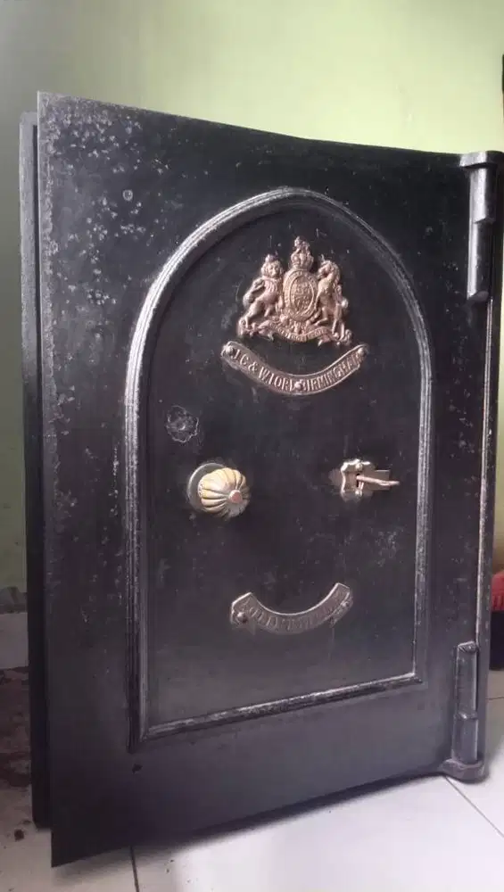 Brankas Antik J.C.&.W.Lord Birmingham 100years above [Antique Safe]