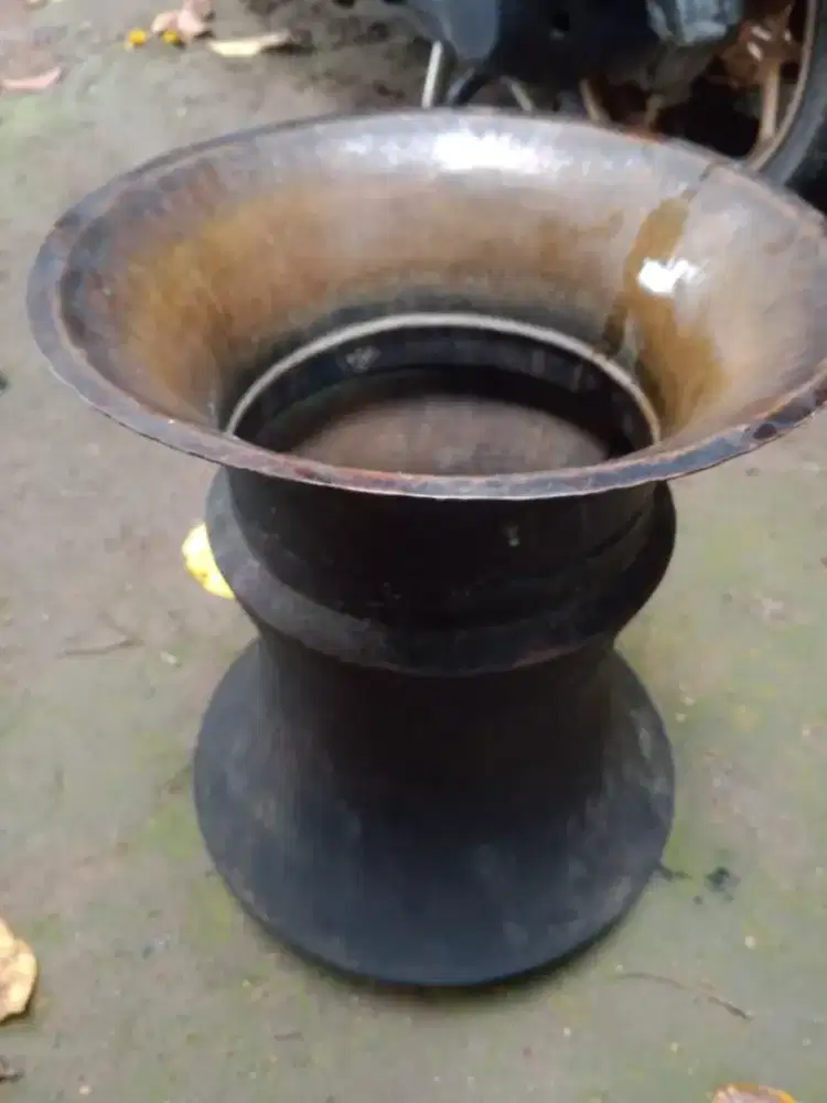 Barang antik berupa dandang tembaga