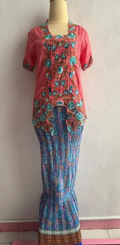 Kebaya dan Rok Wanita
