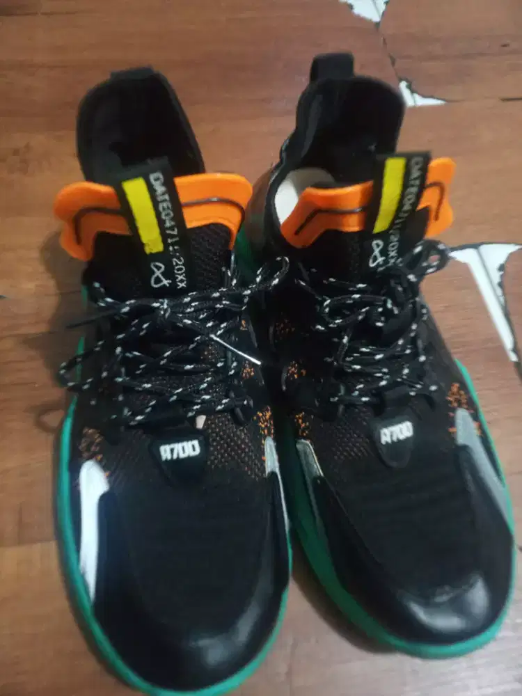 Sepatu sport A700 uk 43