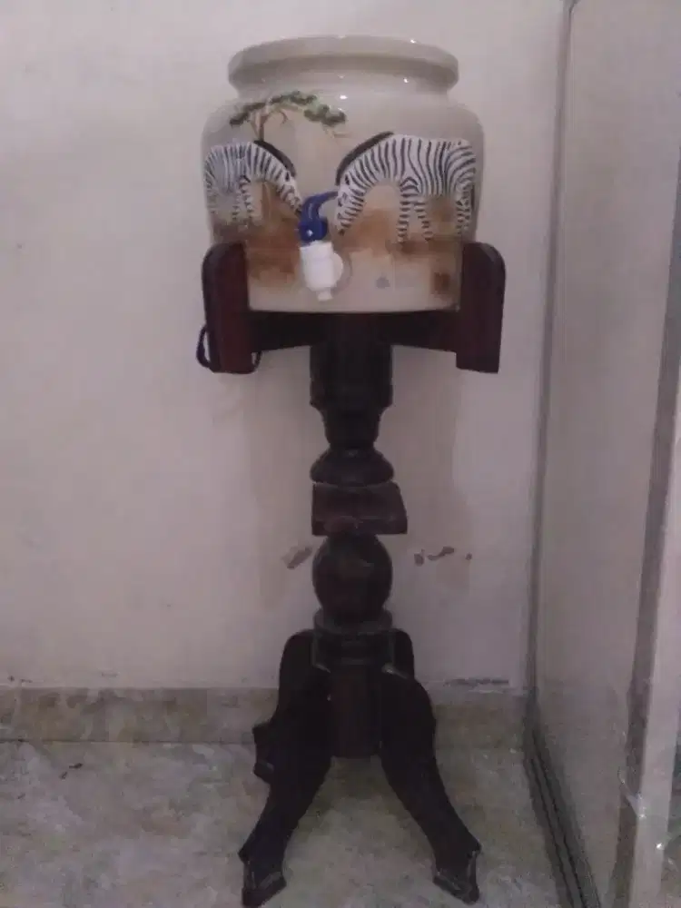 GUCI TEMPAT GALON AIR