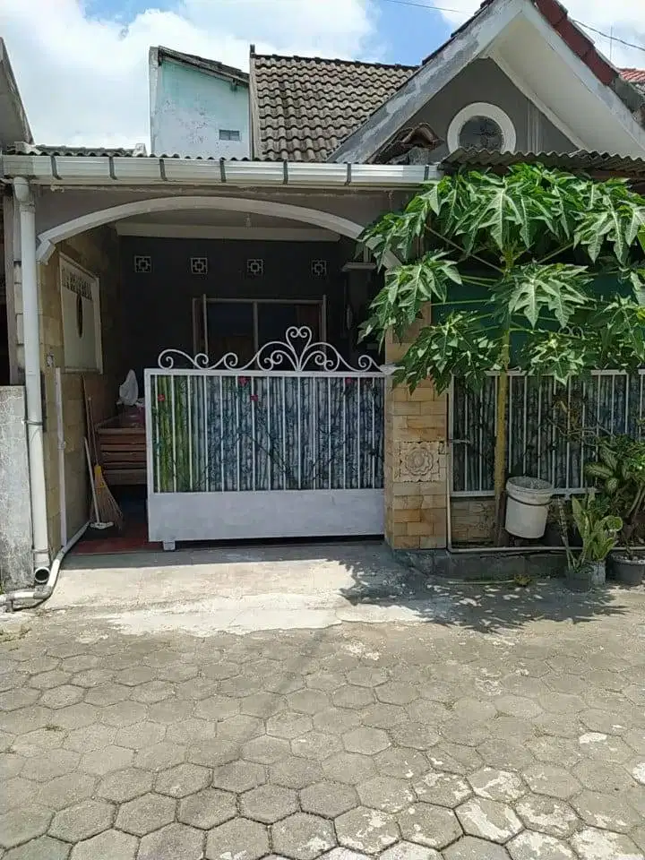 Rumah lokasi dalam kota, nyaman, tenang dan asri.