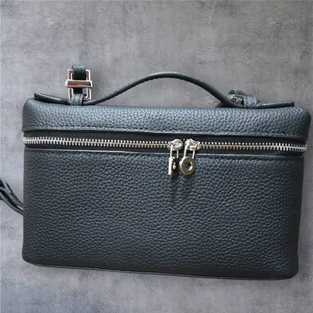 Tas Loro Piana L19 berwarna hitam. 