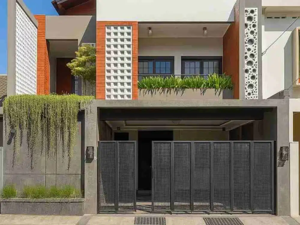 DIJUAL RUMAH MEWAH 3 LANTAI MANGKU JALAN ASPAL DI UTARA STADION MAGUWOHARJO YOGYAKARTA