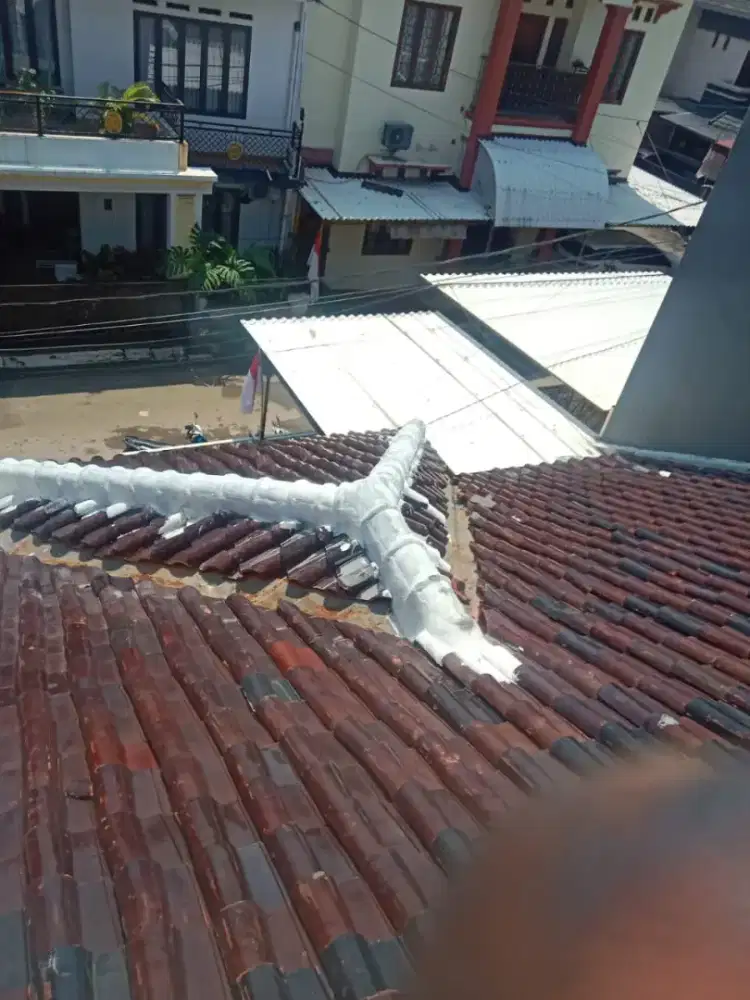 Perbaikan atap yang bocor/renopasi