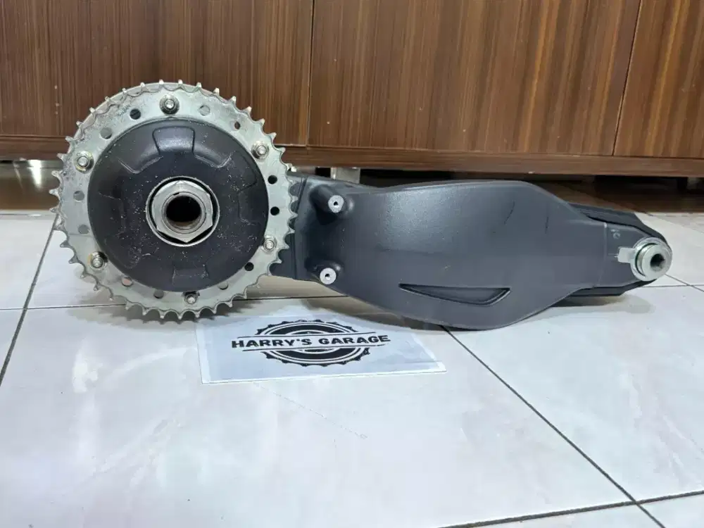 LIMBAH MOGE TRIUMPH Daytona Swing arm