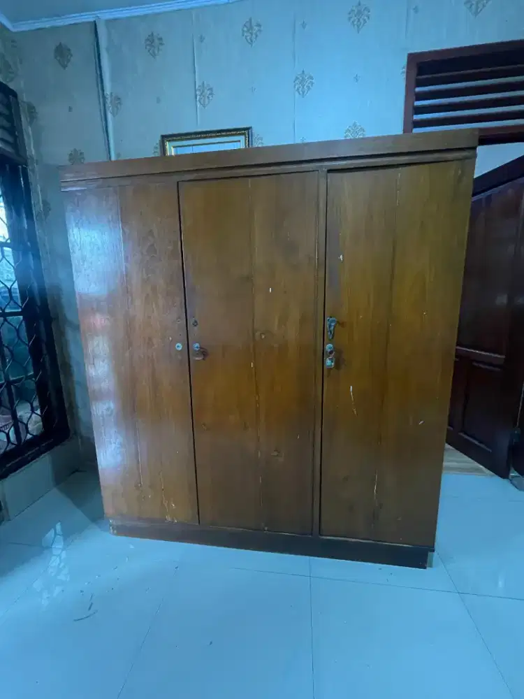 Lemari Pakaian Kayu Jati