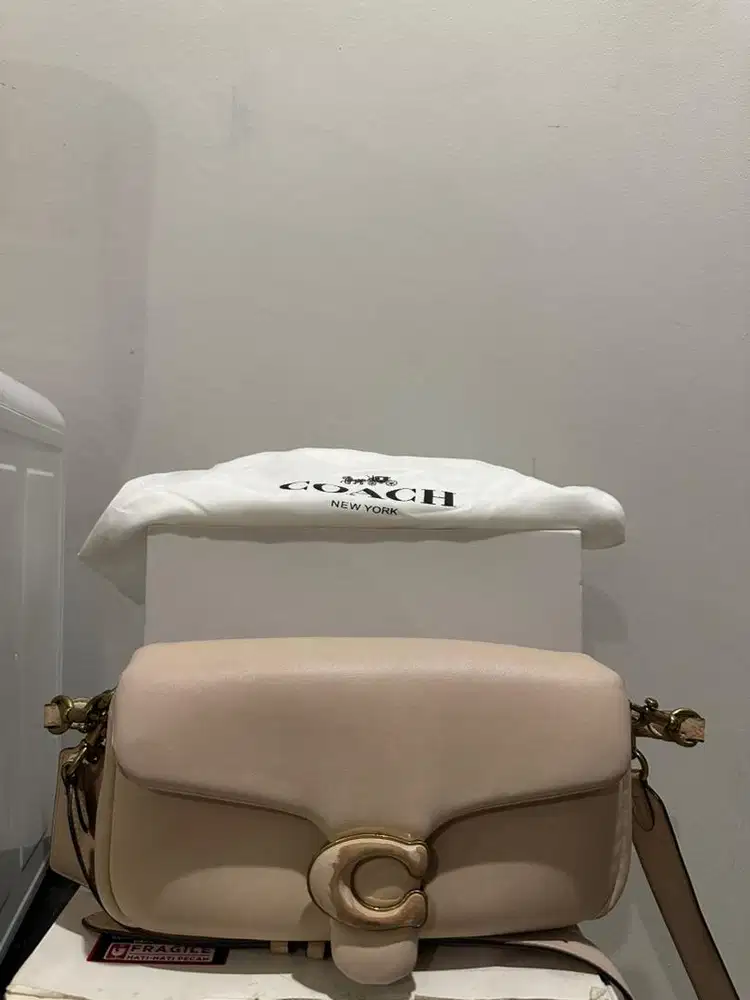 Coach Tabby Pillow Ivory 26 cm Tas branded