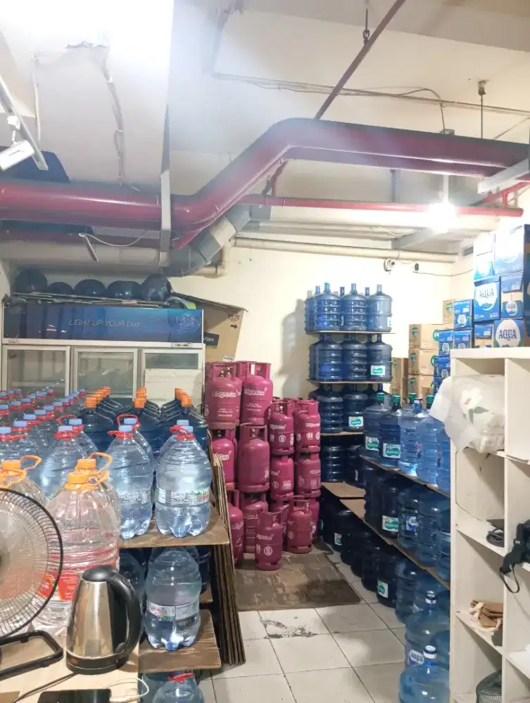 Pengantar galon dan gas di apartemen menggunakan troli dorong
