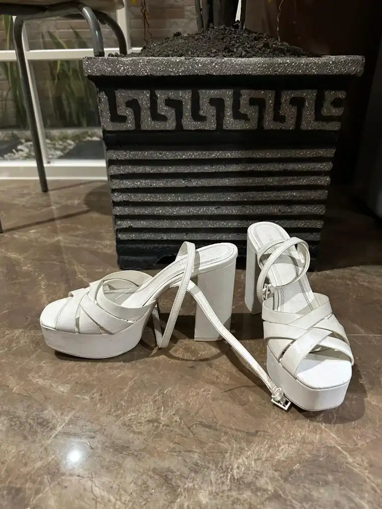 Stradivarius Heels Putih Hak Tebal – Bekas Mulus