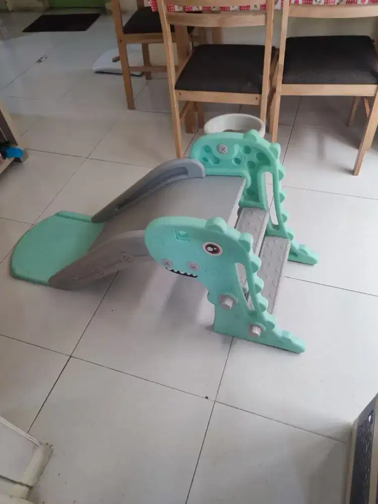 Perosotan anak dino