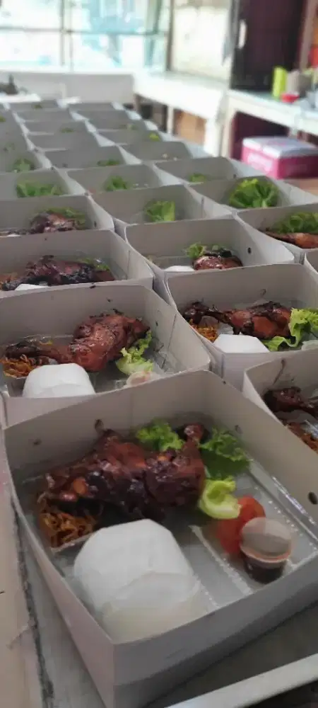 Pegawai cewek serabutan di warung makan