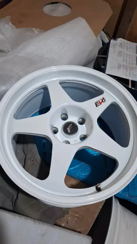 Desmond evo regamster 18 x 9 et28 pcd innova