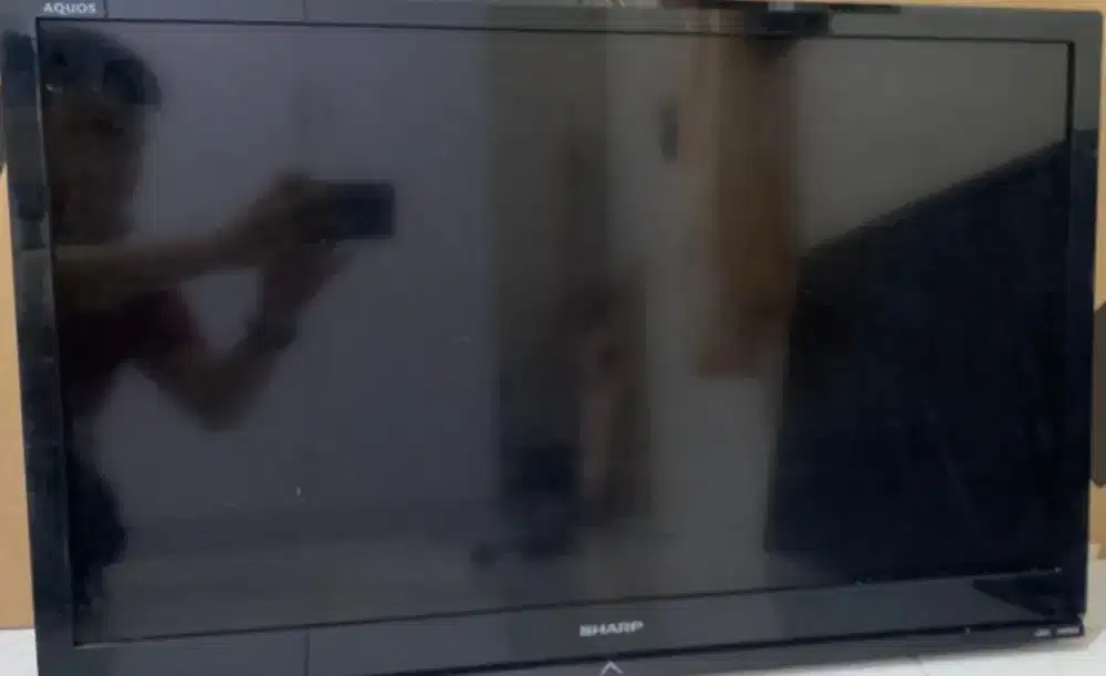 tv rusak. ada yg pecah  ada yg bergaris