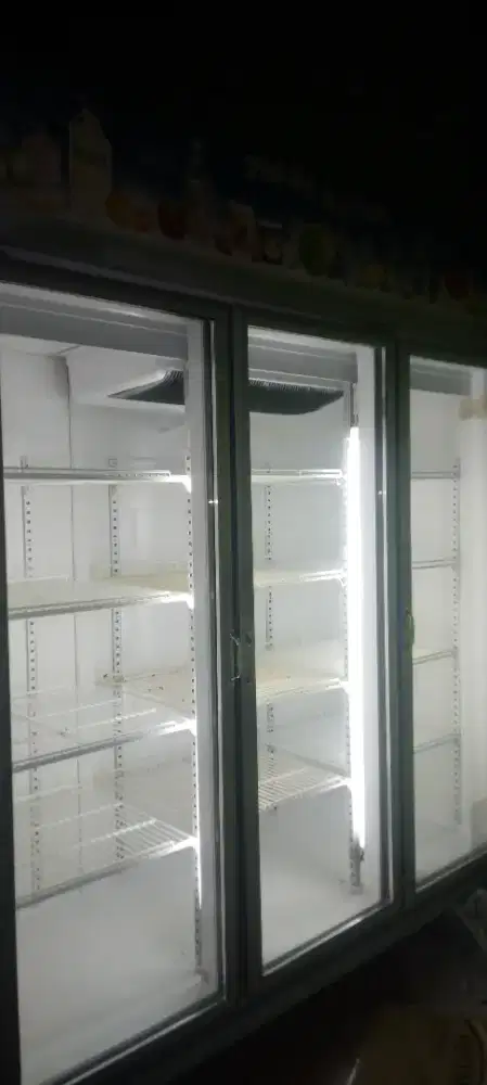 showcase 3 pintu