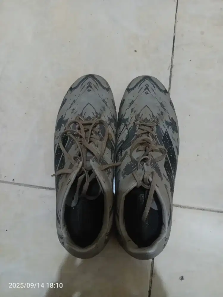 Sepatu BolaMills