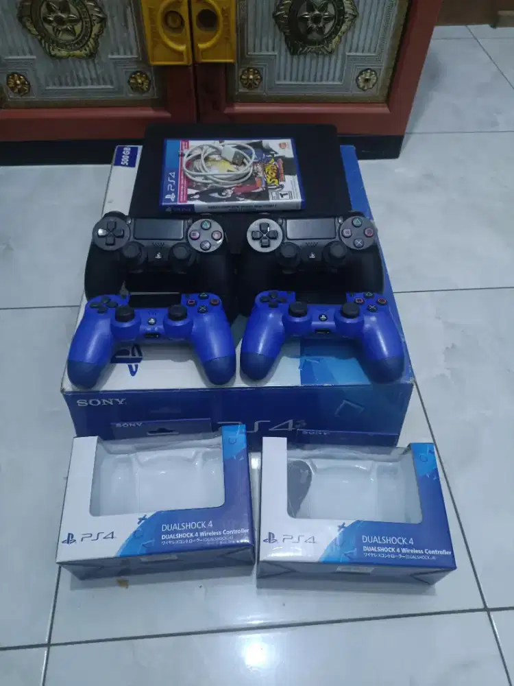 PS 4 Slim 500gb + Bonus Game + 4 Stick