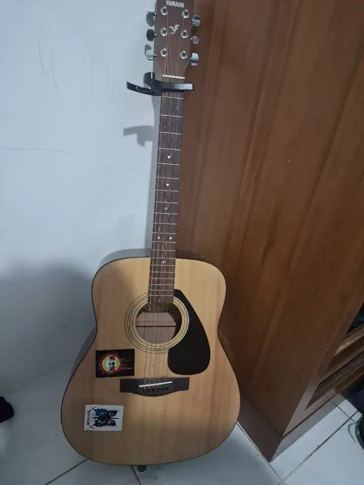 Gitar akustik Yamaha f-310