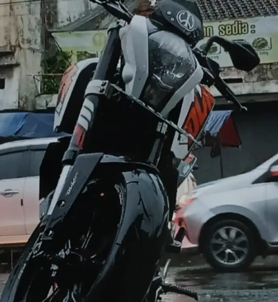 Di jula KTM DUKE 200 tahun 2016 warna putih
