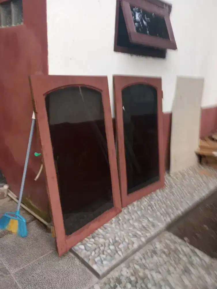 Daun Jendela Kayu Kamper