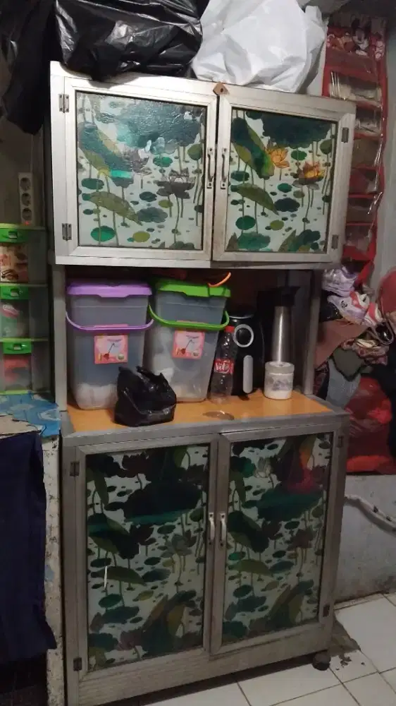 Dijual cepat lemari piring 2 pintu