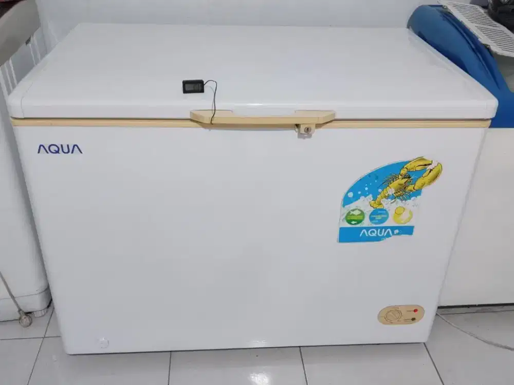 Freezer Box 308 Liter . Merek Aqua . Second . Normal .