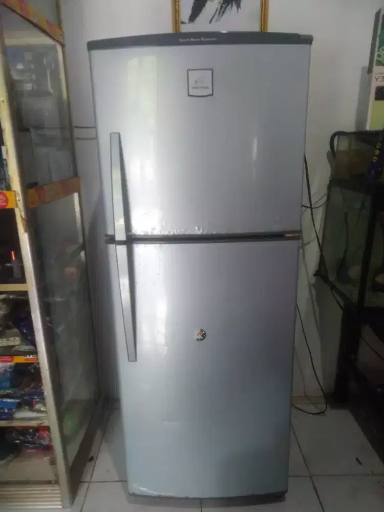 Kulkas 2 pintu merek Polytron kondisi normal gda minus