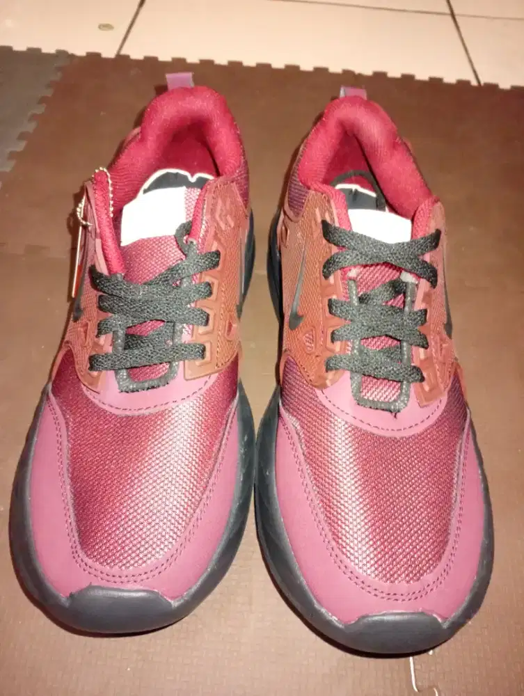 Sepatu running size 43 made in vietnam