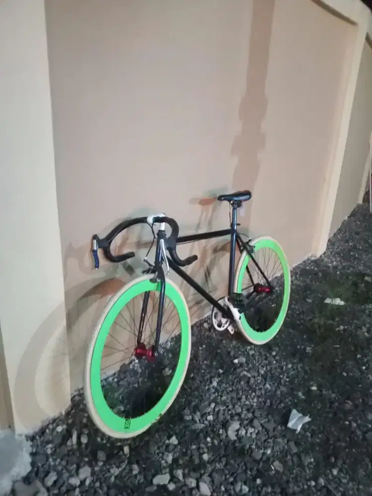 Di jual sepedah fixi warna hitam