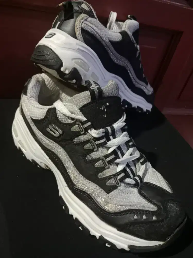 sepatu skechers bekas