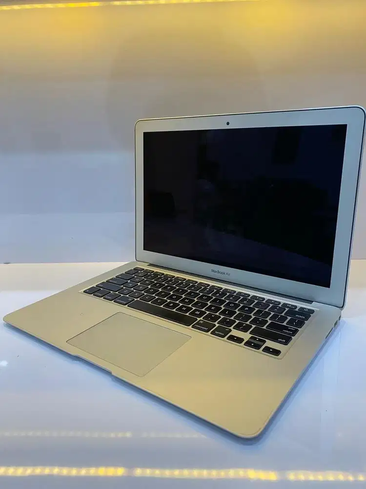 Macbook Air 13 Inch Mid Corei5