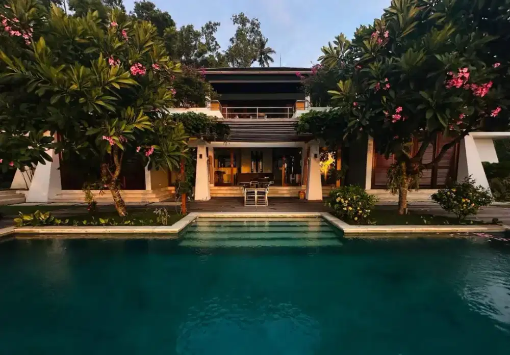 Dijual Villa Mewah View Laut Senggigi Lombok dengan Kolam Renang