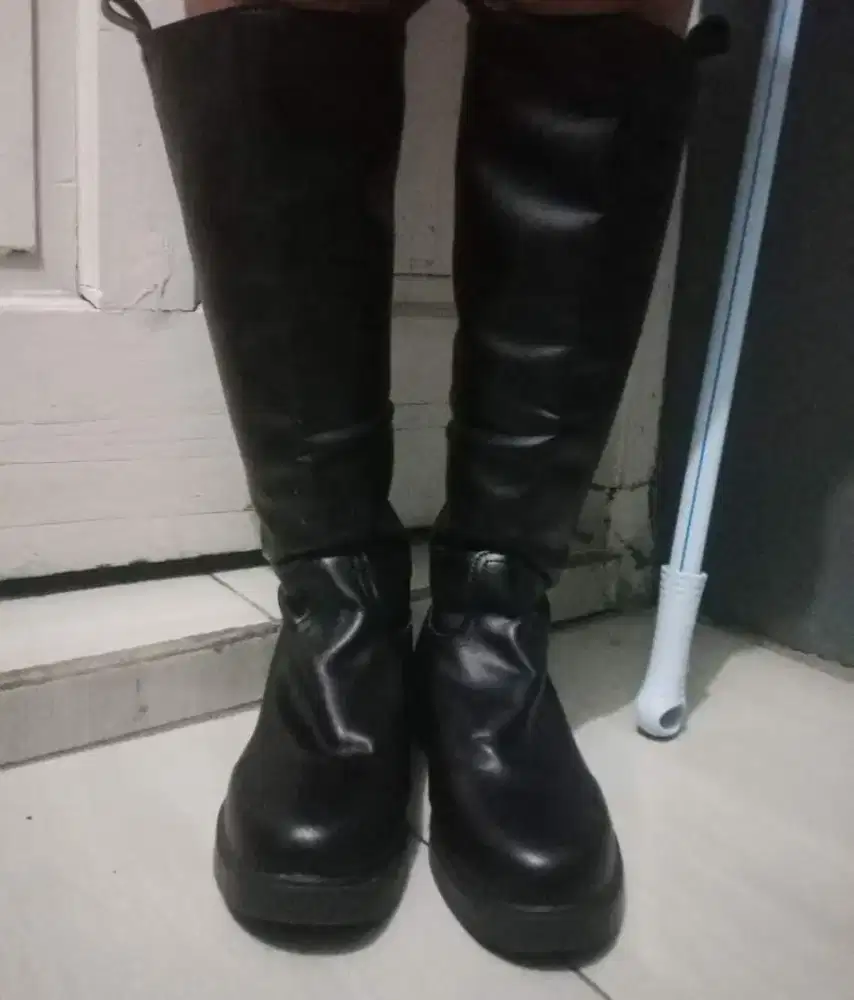 sepatu boot selutut