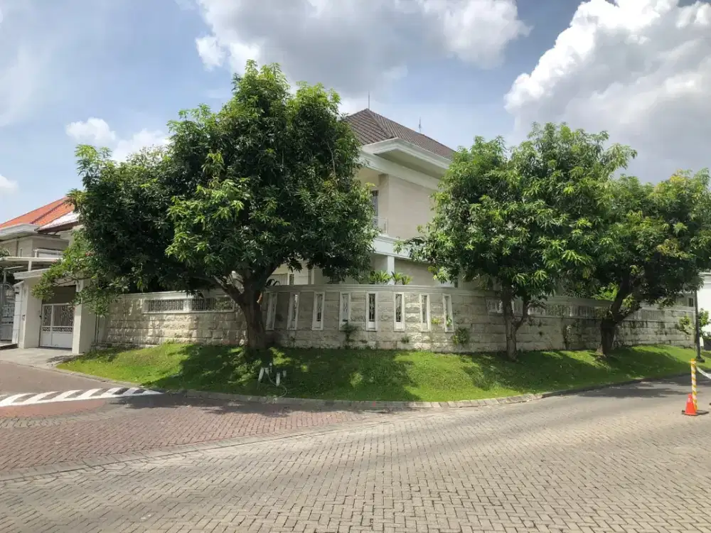 Dijual Rumah Mewah Hook Graha Family Hadap Selatan-Timur, Row Lebar