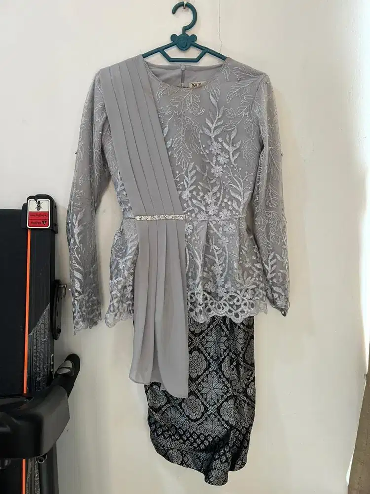 Kebaya Wisuda Perempuan