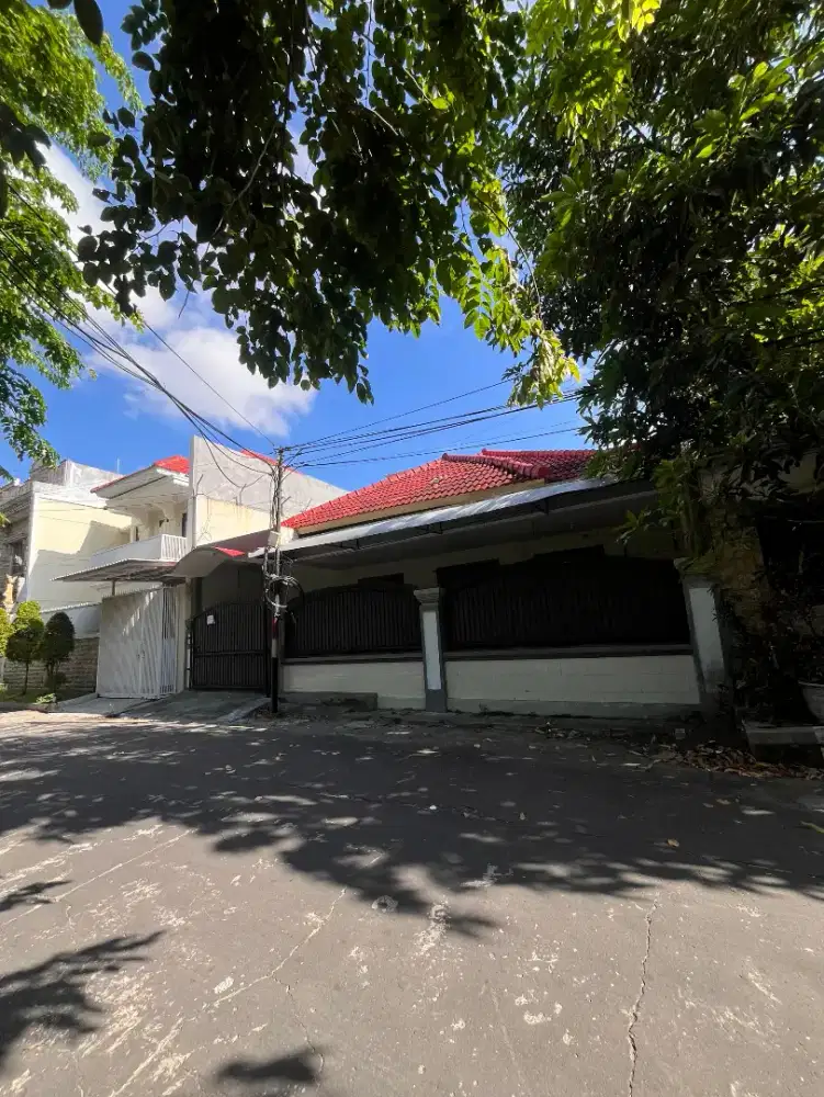 Disewakan Rumah 5 KT  di Babatan Pantai, row jalan 3 mobil